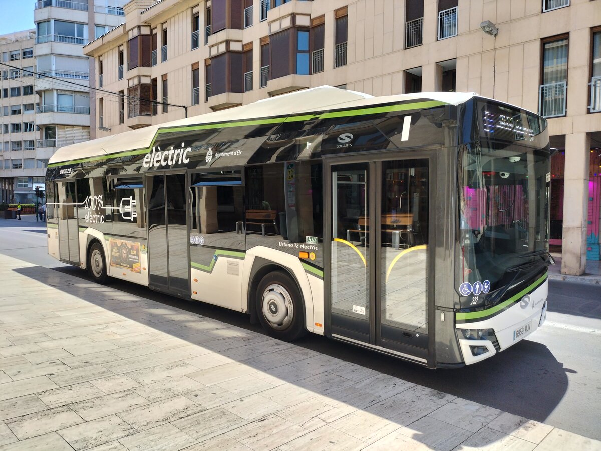 Solaris Urbino 12 IV Electric, Wagen 232, Avanza Elche, bedient die Haltestelle Museo Arqueologico in Elche am 04.06.2024. Besonders gelungen ist die schwarze Lackierung an der Dachkante.