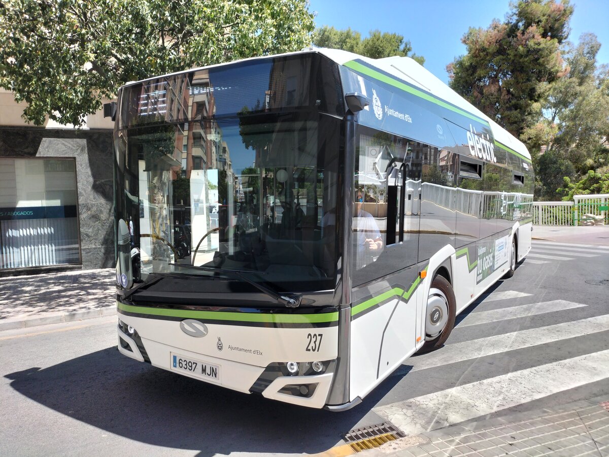Solaris Urbino 12 IV Electric, Wagen 237, Avanza Elche, biegt in der Lepanto-Strasse in Elche am 04.06.2024 ein.