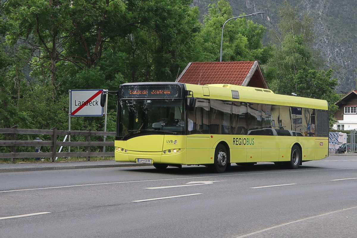 Solaris Urbino 12 der Landecker Verkehrsbetriebe LA-459BK passiert die Ortsgrenze Zams/Landeck. Im Vergleich zur pinken Farbgebung von 2018, erhielt dieser Bus die schwefelgelbe (RAL 1016) VVT-Regiobus-Lackierung.