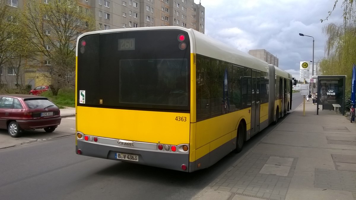Solaris Urbino 18 (4363) der BVG auf der Linie 260 am 17.04.2015 an der Haltestelle Ortolfstrasse/Venusstrasse in Fahrtrichtung Rudow 