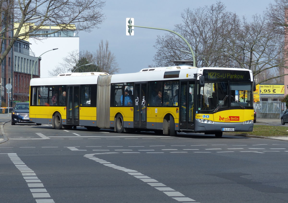 Solaris Urbino 18 '4381' der BVG als M27, Berlin im März 2016.