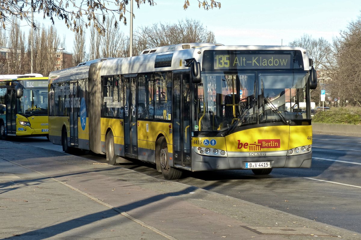Solaris Urbino 18 der BVG, hier B V 4415 als Linie 135 Richtung Alt -Kladow. Berlin /nahe Rathaus Spandau im November 2016.