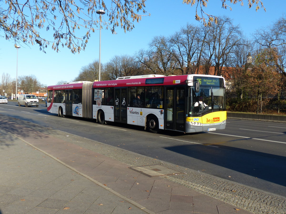 Solaris Urbino 18 der BVG, Wagen 4410 auf der Linie 136 in Berlin -Spandau im November 2016.