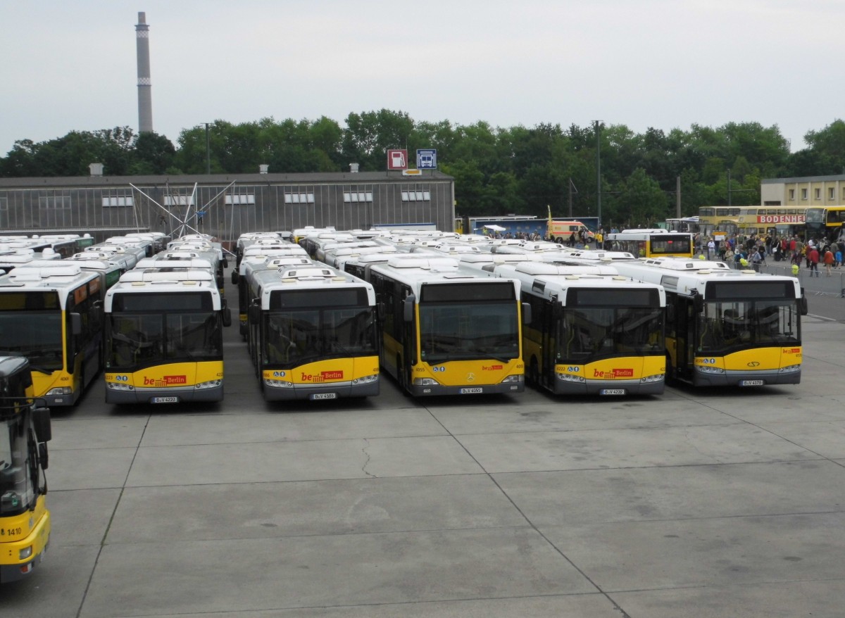 Solaris Urbino 18 und MB O 530 G der BVG in Lichtenberg am 27.06.15