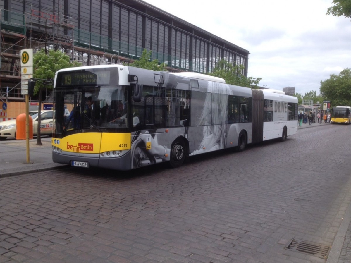 Solaris Urbino 18 Wg.4213 auf Linie X9 am S+U Zoo, 27.5.15