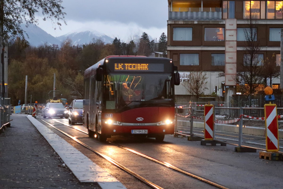 Solaris Urbino 8.9 LE der Linie LK im Auftrag der Innsbrucker Verkehrsbetriebe in der Technikerstraße. Im Bild rechts finden Gleisbauarbeiten für die neue Straßenbahnverbindung zu Technik-West statt. Aufgenommen 13.11.2017.