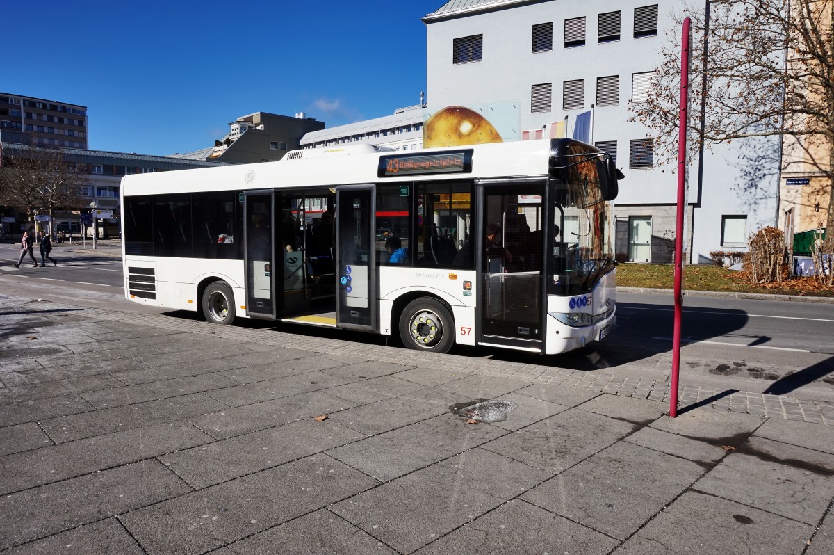 SOLARIS Urbino 8,9 der STW unterwegs als Linie 43 nach Klagenfurt Heiligengeistplatz. Aufgenommen am 11.2.2016 bei der Haltestelle Klagenfurt Hauptbahnhof.