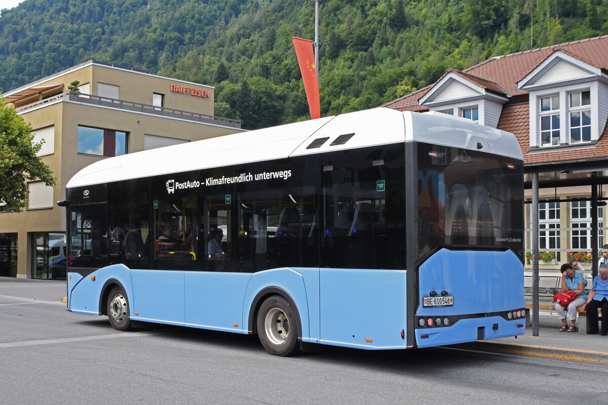 Solaris Urbino 9 Elektrobus Test Bus der Post, auf der Linie 104, wartet an der Haltestelle beim Bahnhof Interlaken Ost. Die Aufnahme stammt vom 04.08.2022.