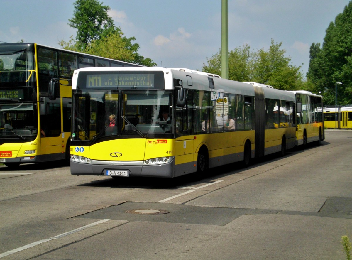 Solaris Urbino auf der Linie M11 nach U-Bahnhof Berlin Dahlem-Dorf am S-Bahnhof Berlin Schöneweide/Sterndamm.(8.8.2014)
