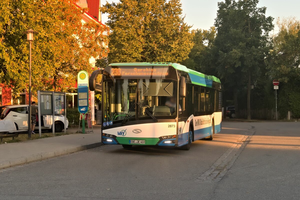 Solaris Urbino von Ettenhuber (Bus 2873, EBE-JE 403) als Linie 230 an der Haltestelle Feldkirchen S-Bahn. Aufgenommen 10.8.2022.