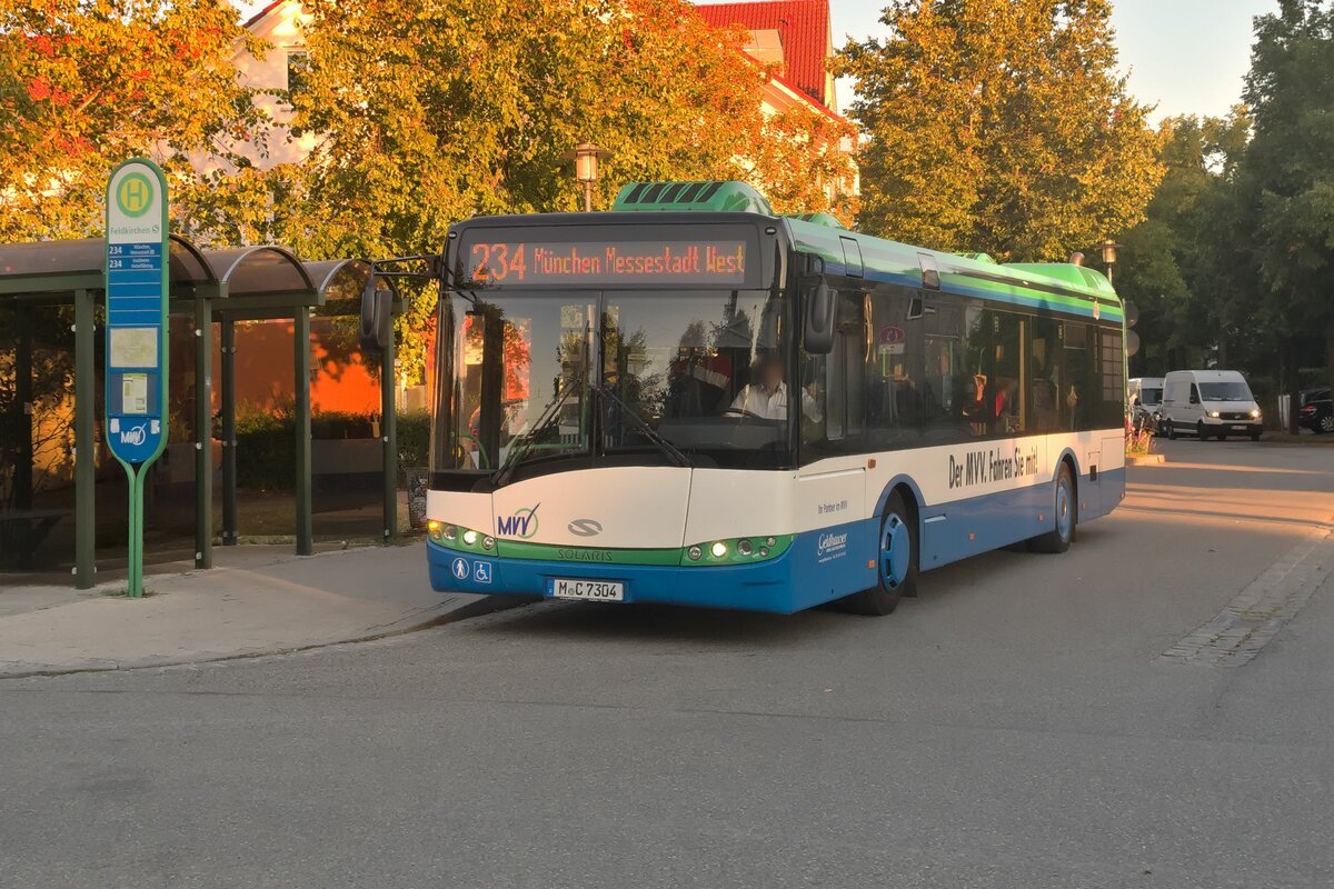 Solaris Urbino von Geldhauser (M-C 7304) als Linie 234 an der Haltestelle Feldkirchen S-Bahn. Aufgenommen 10.8.2022.