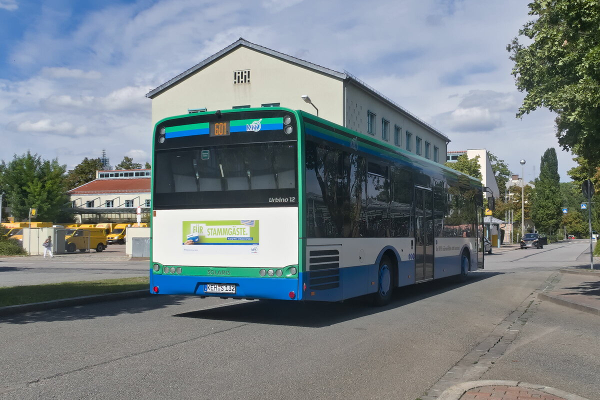 Solaris Urbino (KEH-S 132) als Linie 601 beim Bahnhof Freising. Aufgenommen 22.8.2022.