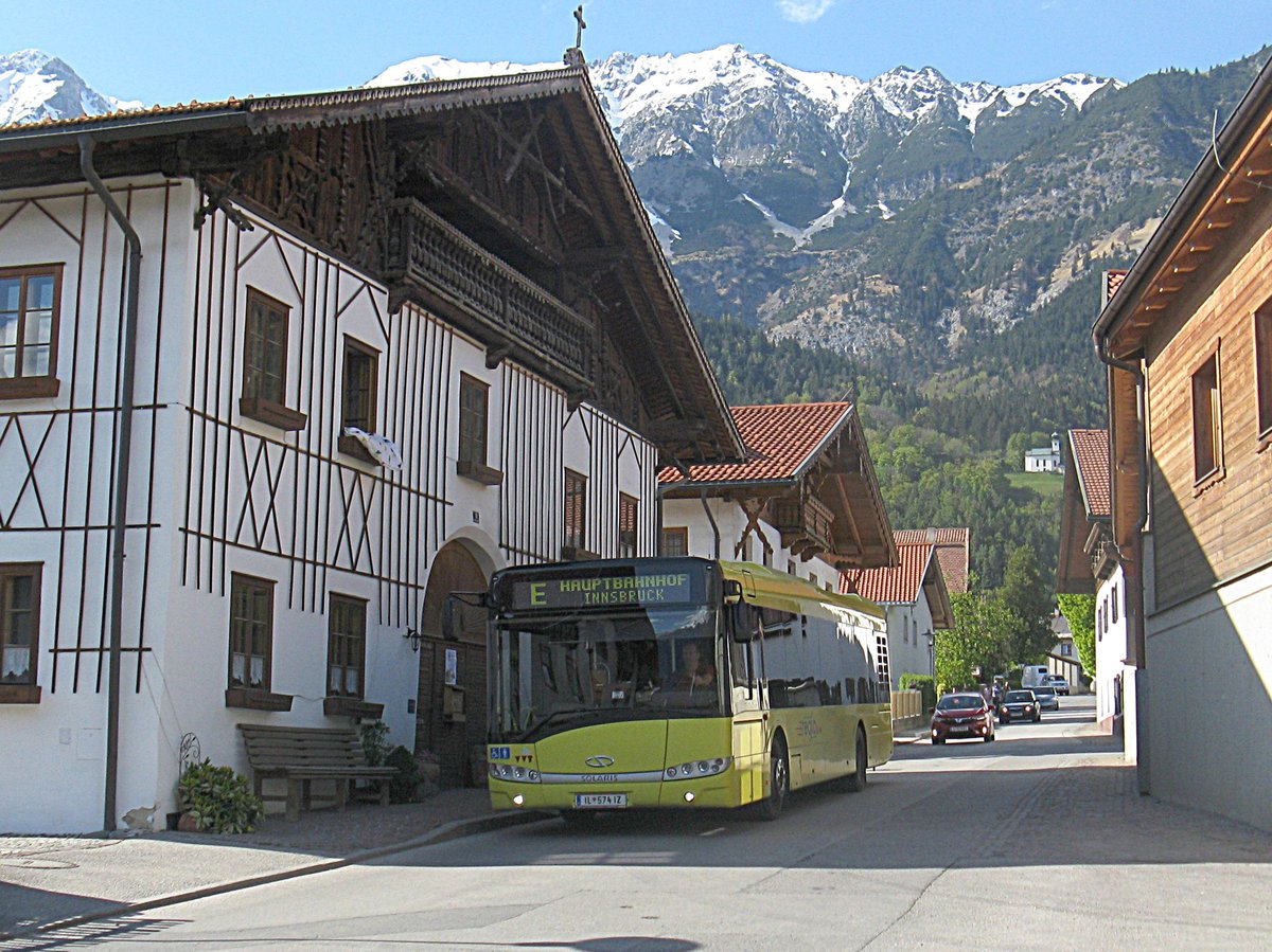 Solaris Urbino, Kennzeichen IL-574IZ, fährt als Linie E zwischen Thaur Auweg und Thaur Mitte nach Innsbruck Hauptbahnhof. Ab 2.5.2016 verkehrt diese Linie als  502 . Aufgenommen 29.4.2016.
