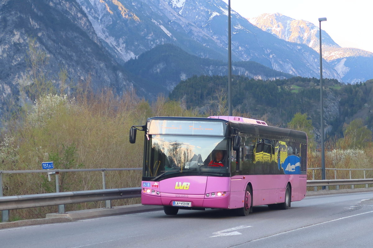 Solaris Urbino LA-459BK der Landecker Verkehrsbetriebe als Stadtbus Landeck an der Haltestelle Landeck-Zams Bahnhof. Aufgenommen 17.4.2018.