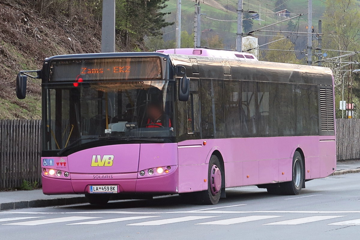Solaris Urbino der Landecker Verkehrsbetriebe LA-459BK als Stadtbus Landeck an der Haltestelle Landeck Perjener Brücke. Aufgenommen 17.4.2018.
