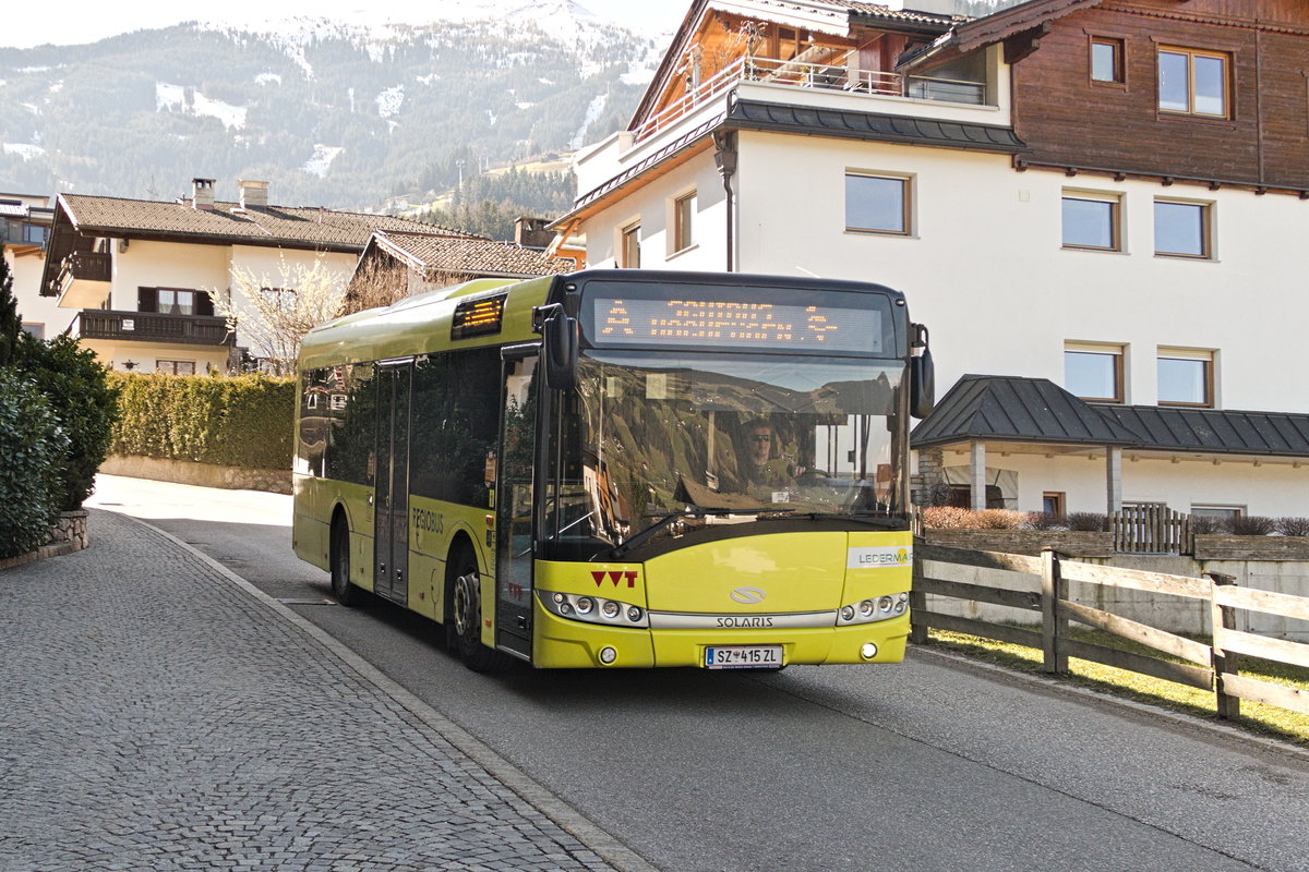 Solaris Urbino von Ledermair (SZ-415ZL) als Skibus Fügen Linie A in Fügen, Hochfügenerstraße. Aufgenommen 12.3.2020.