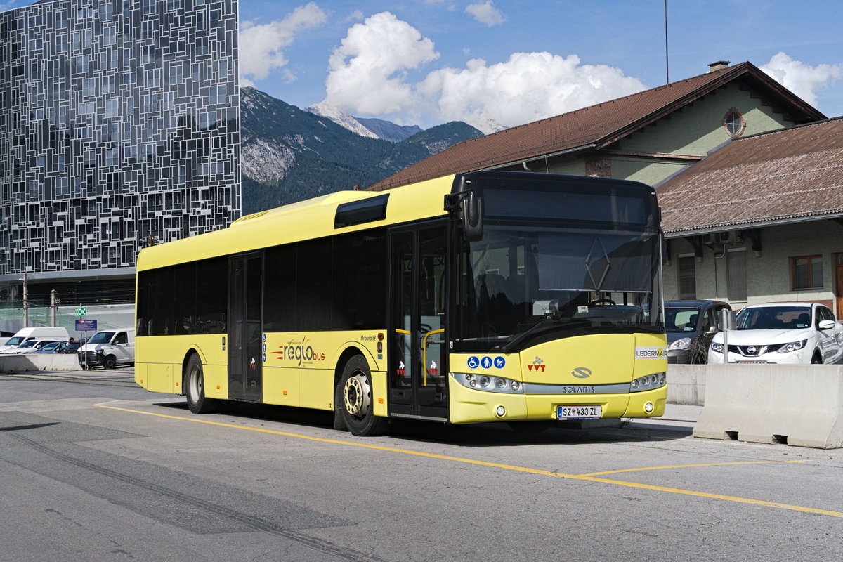 Solaris Urbino von Ledermair SZ-433ZL, abgestellt am Frachtenbhf./Autoverladung in Innsbruck. Aufgenommen 16.8.2019.