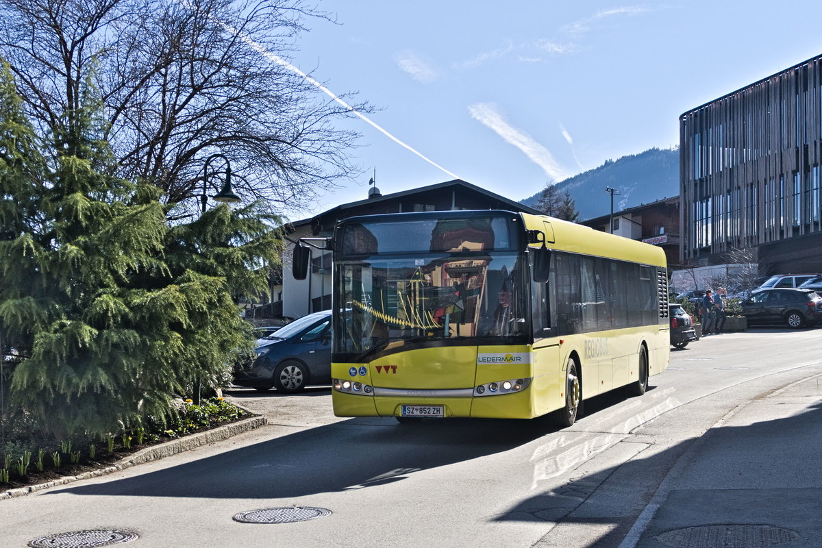 Solaris Urbino von Ledermair (SZ-852ZH) als Skibus Fügen Linie B in Fügen, Hochfügenerstraße. Aufgenommen 12.3.2020.