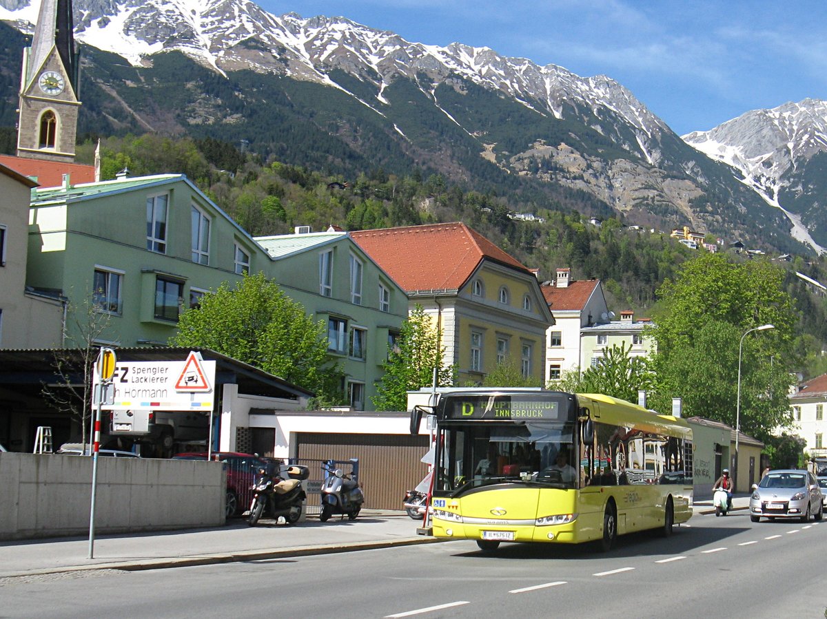 Solaris Urbino der Linie D bei der Haltestelle Schmelzergasse in Innsbruck, Kennzeichen IL-575IZ. Ab 2.5.2016 ist diese Linie als  501  unterwegs. Aufgenommen 21.4.2016.