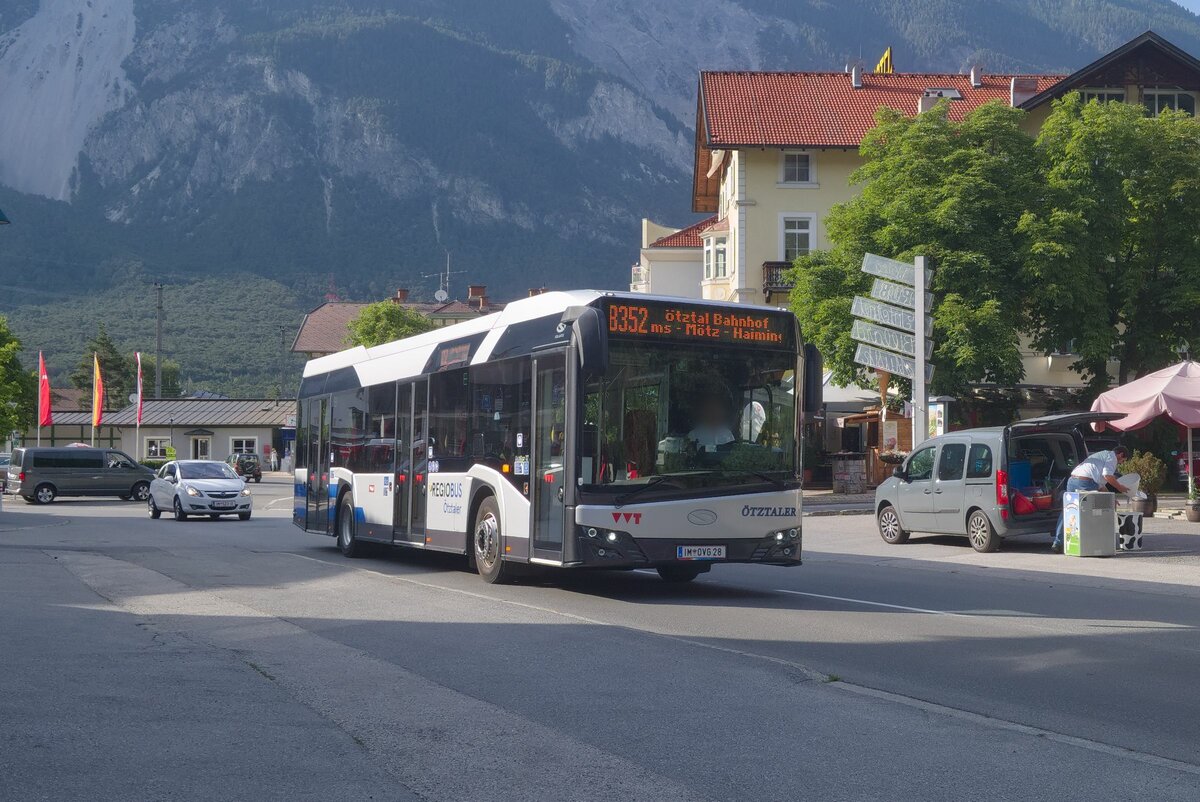 Solaris Urbino von Ötztaler (IM-OVG28) als Linie 8352 in Ötztal-Bahnhof, Bahnhofstraße. Aufgenommen 15.6.2021.
