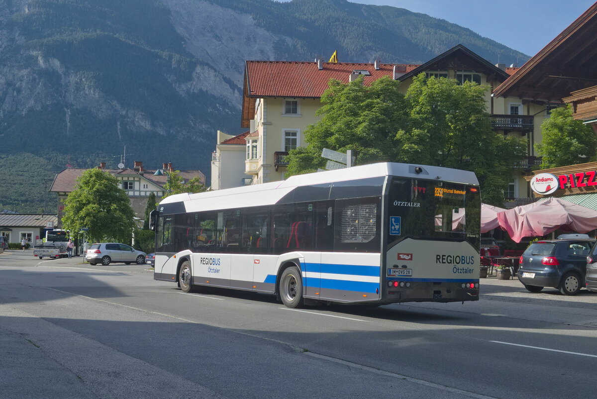 Solaris Urbino von Ötztaler (IM-OVG28) als Linie 8352 in Ötztal-Bahnhof, Bahnhofstraße. Aufgenommen 15.6.2021.