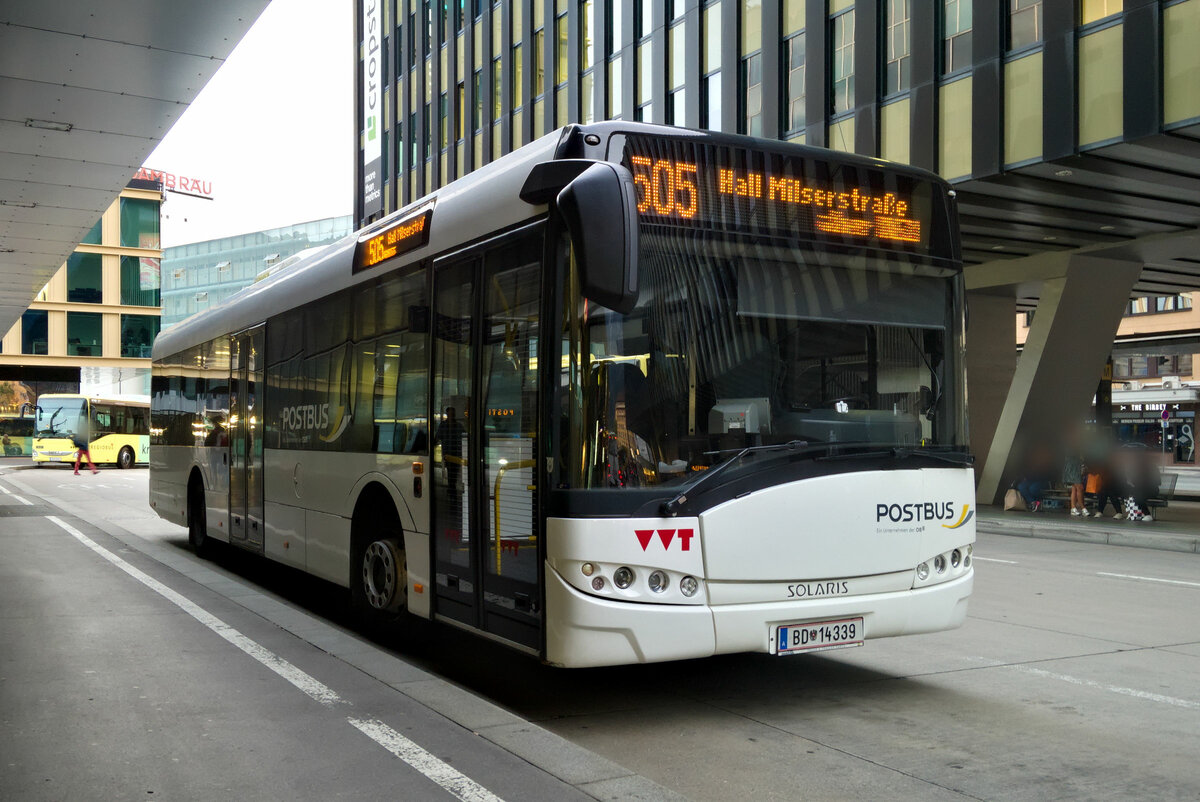 Solaris Urbino von Postbus (BD-14339) als Linie 505 am Busbhf. Innsbruck. Aufgenommen 4.10.2023.