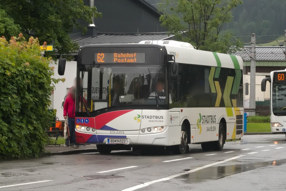 Solaris Urbino von Postbus (BD-14522) als Stadtbus Saalfelden, Linie 62, an der Haltestelle Saalfelden Lagerhaus. Aufgenommen 7.6.2022.