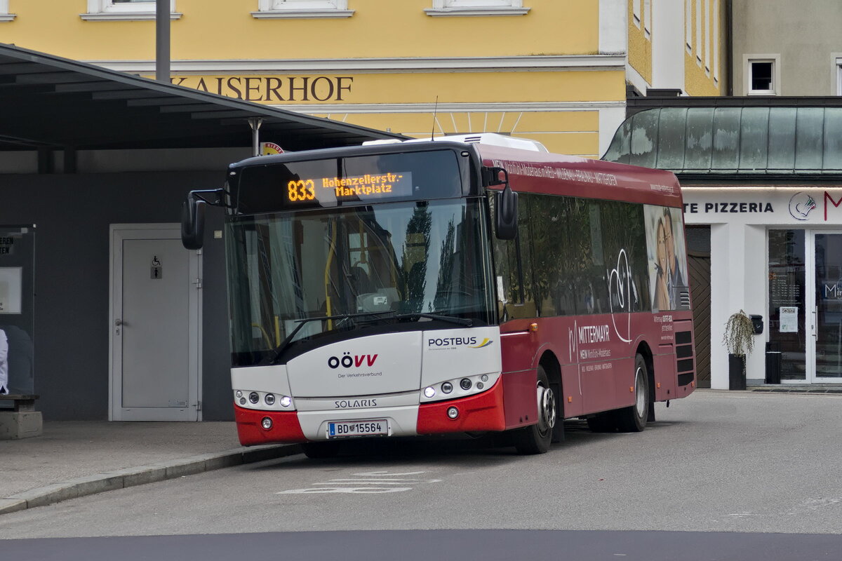 Solaris Urbino von Postbus (BD-15564) als Linie 833 an der Haltestelle Ried i.I. Marktplatz. Aufgenommen 30.5.2023.