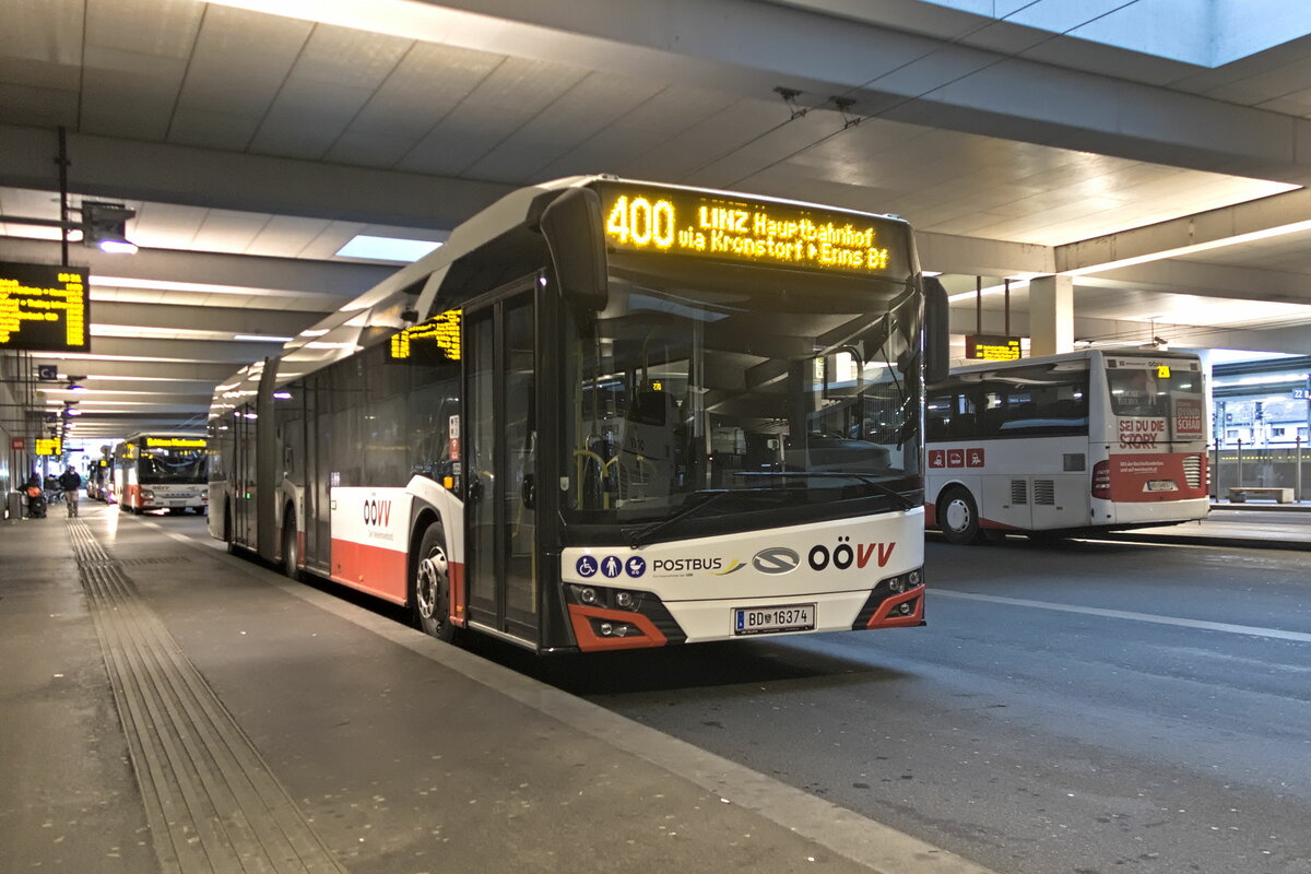 Solaris Urbino von Postbus (BD-16374) als Linie 400 an der Haltestelle Linz Hauptbahnhof. Aufgenommen 16.9.2022.