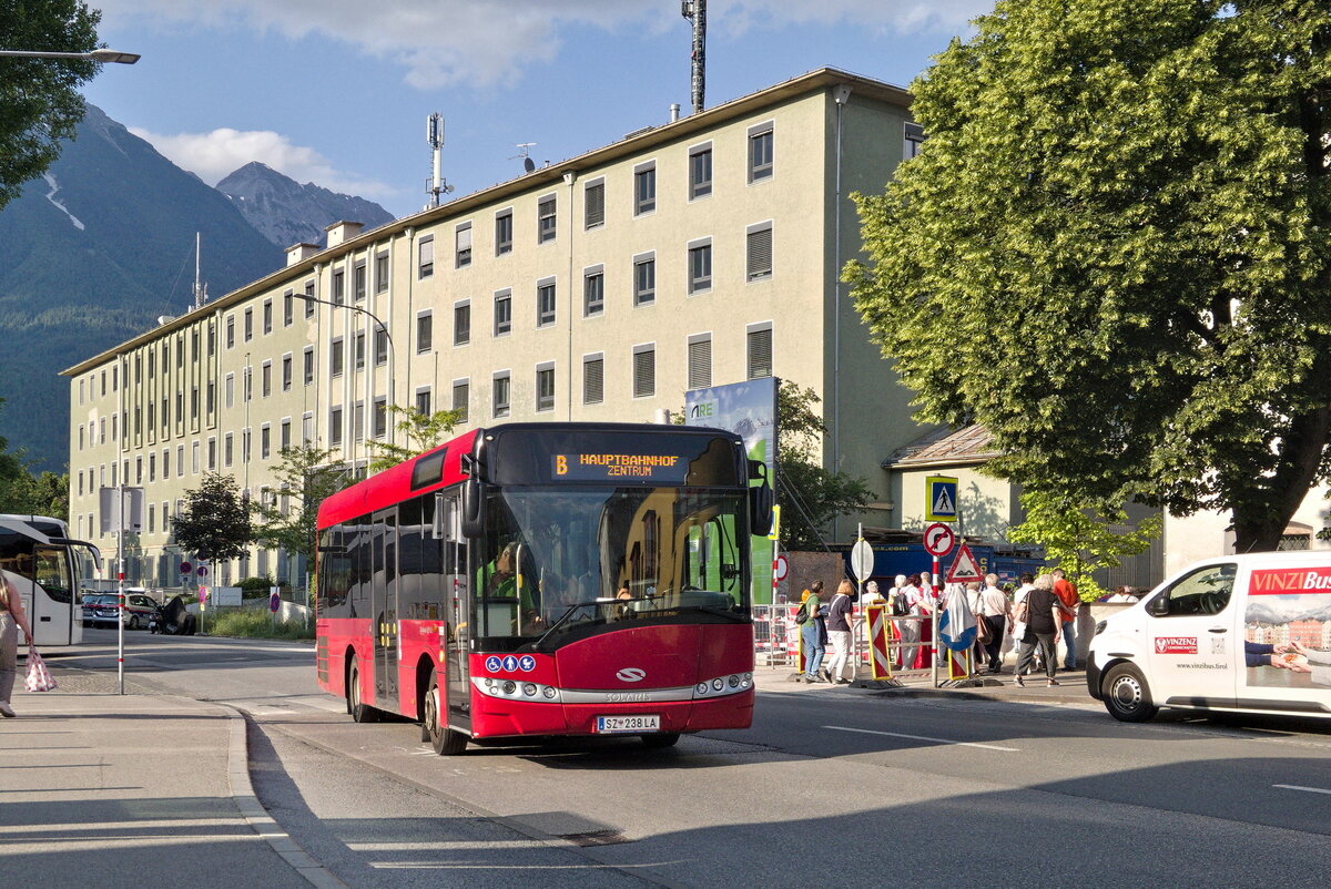 Solaris Urbino (SZ-238LA) als Linie B in Innsbruck, Kaiserjägerstraße. Aufgenommen 9.6.2023.
