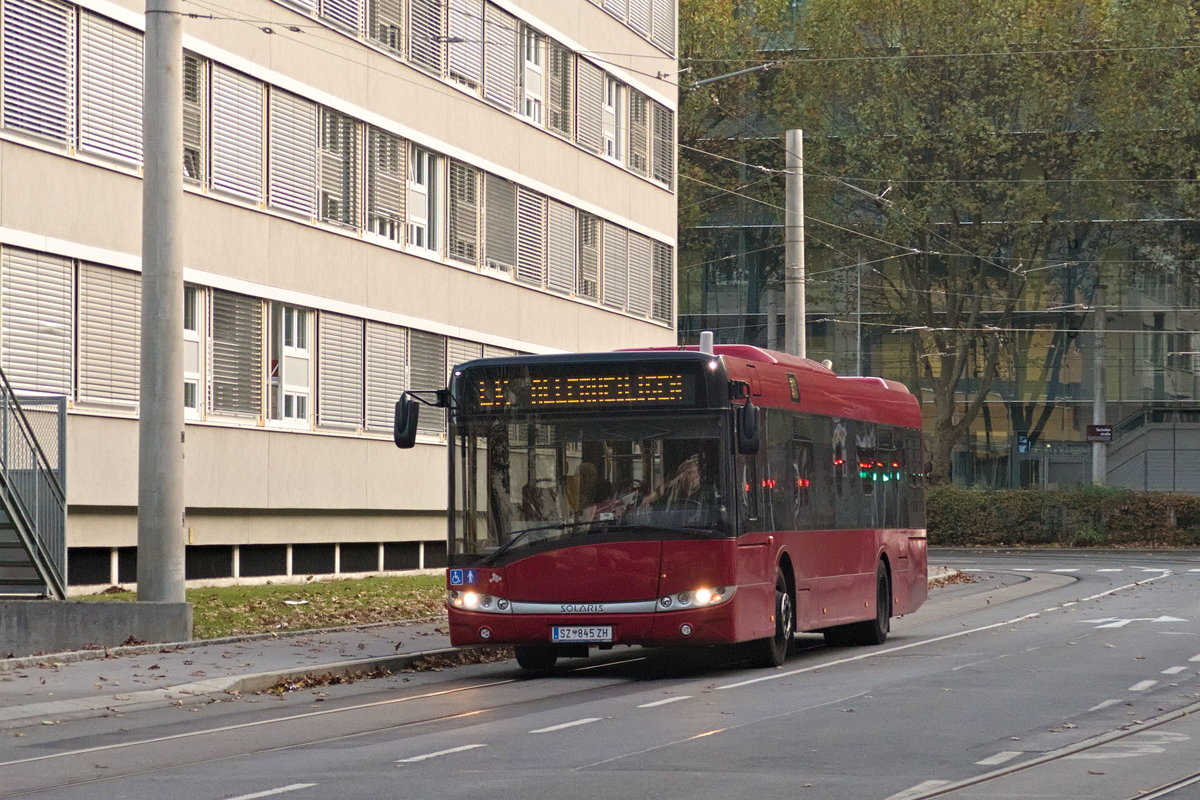 Solaris Urbino (SZ-845ZH) als Linie LK in der Viktor-Franz-Hess-Straße in Innsbruck. Aufgenommen 15.10.2019.