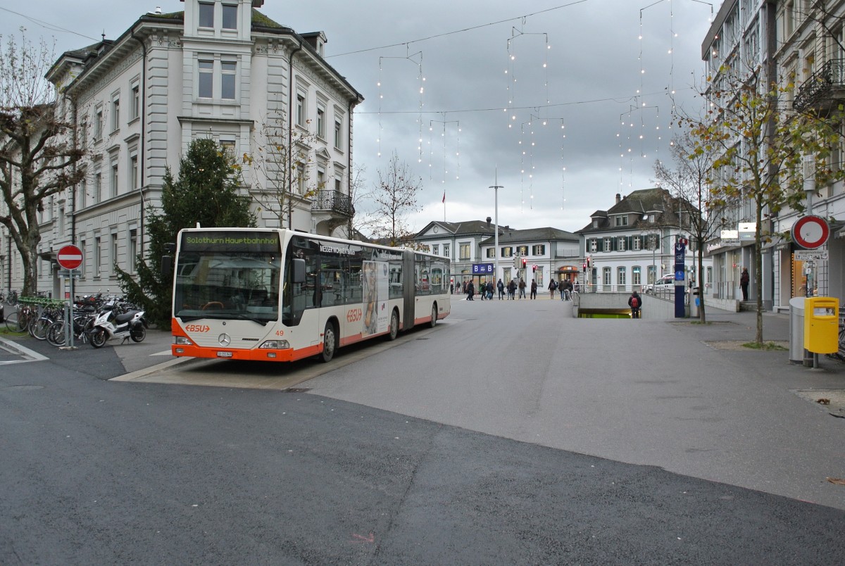 Solothurn ist bereits weihnachtlich geschmckt, nur der Schnee fehlt noch; Citaro I G Nr. 49 abgestellt beim Hauptbahnhof, 08.12.2014.