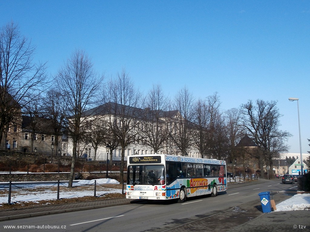 Sonntige Tag in Marienberg und MAN EL202 #33-8913 auf der Linie 494 aus Marienberg nach Niederschmiederberg. (4.2.2014)