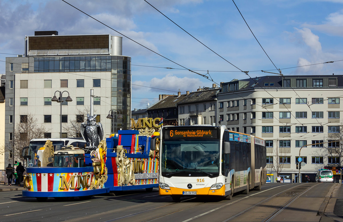 Sowas bekommt man auch nur an Karneval zu Gesicht: Wagen 916 der Mainzer Verkehrsgesellschaft überholt auf der Bingener Straße einen Karnevalswagen.