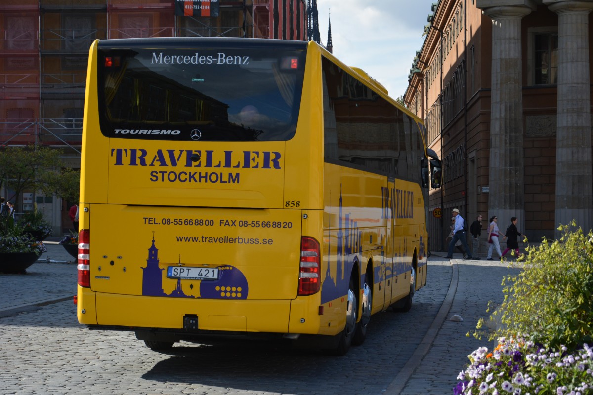 SPT 421 gesehen am 16.09.2014 am Lejonbacken in Stockholm. Zu sehen ist ein Mercedes Benz Tourismo. 