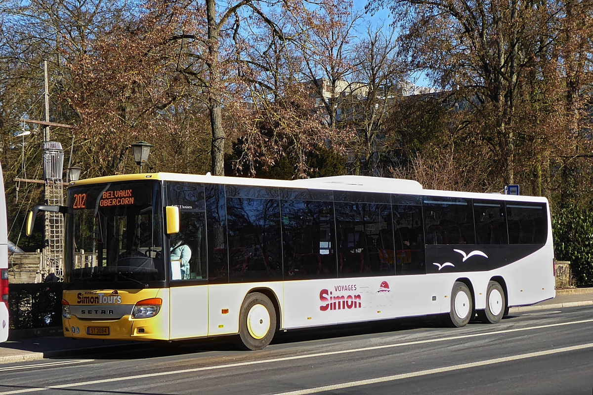 ST 3084, Setra S 418 LE von Simon Tours, an einer Haltestelle in der Stadt Luxemburg aufgenommen. 18.02.2019