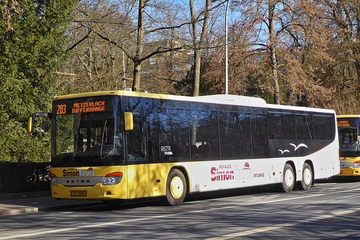 ST 3086, Setra S 418 LE von Simon Tours, an einer Bushaltestelle in der Stadt Luxemburg. 18.02.2019