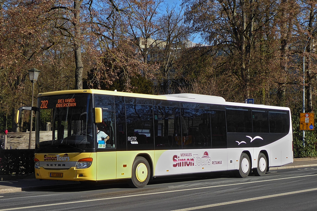 ST 3088, Setra S 418 LE, von Simon Tours, an einer Bushaltestelle in der Stadt Luxemburg. 18.02.2019  