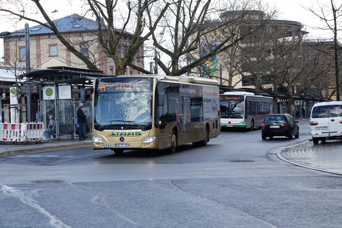 Staab Reisen / AB-ZL 222 / Aschaffenburg, Hauptbahnhof/ROB / Mercedes-Benz O 530 LE Ü C2 / Aufnahemdatum: 21.03.2021 / Werbung: Neska Bauträger GmbH