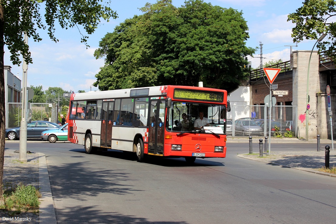 Stadtbahn SEV am 24.07.2014 am Bahnhof Zoo. Zum Einsatz kam unter anderem dieser ehemalige Osnabrücker O405N2, der jetzt bei der Firma Berolina-Magasch seinen Diesel verdient.