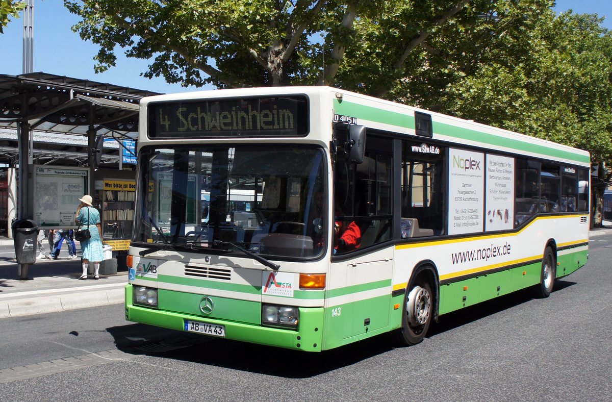 Stadtbus Aschaffenburg / Verkehrsgemeinschaft am Bayerischen Untermain (VAB): Mercedes-Benz O 405 N der Stadtwerke Aschaffenburg Verkehrs-GmbH (STWAB), aufgenommen Anfang Juli 2018 am Hauptbahnhof in Aschaffenburg.