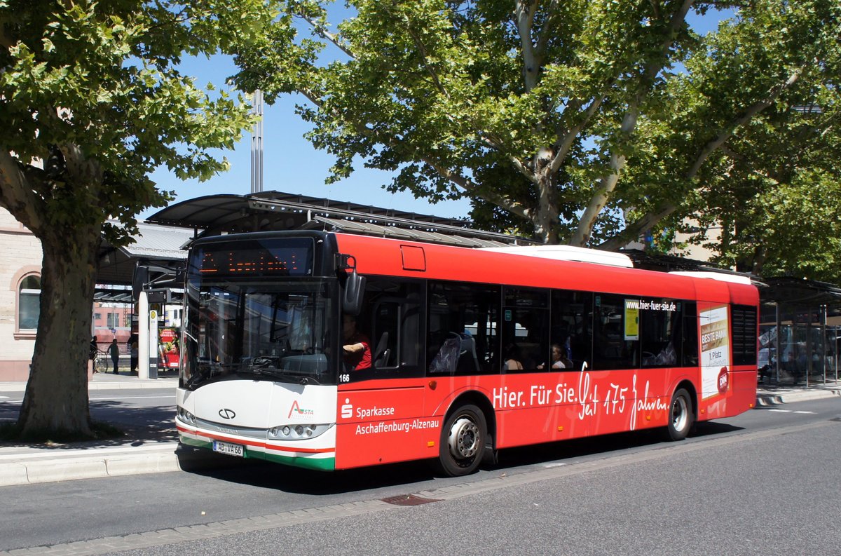 Stadtbus Aschaffenburg / Verkehrsgemeinschaft am Bayerischen Untermain (VAB): Solaris Urbino 12 der Stadtwerke Aschaffenburg Verkehrs-GmbH (STWAB), aufgenommen Anfang Juli 2018 am Hauptbahnhof in Aschaffenburg.