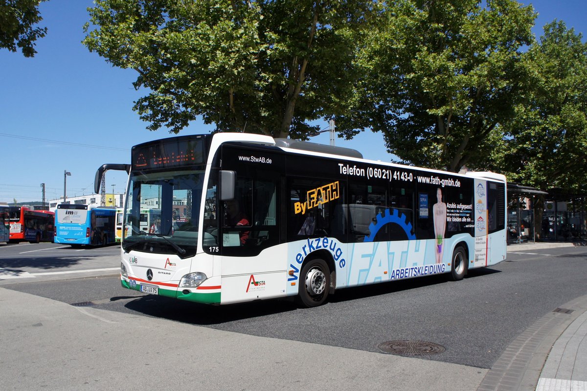 Stadtbus Aschaffenburg / Verkehrsgemeinschaft am Bayerischen Untermain (VAB): Mercedes-Benz Citaro C2 der Stadtwerke Aschaffenburg Verkehrs-GmbH (STWAB), aufgenommen Anfang Juli 2018 am Hauptbahnhof in Aschaffenburg.