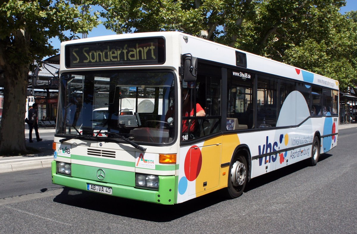 Stadtbus Aschaffenburg / Verkehrsgemeinschaft am Bayerischen Untermain (VAB): Mercedes-Benz O 405 N der Stadtwerke Aschaffenburg Verkehrs-GmbH (STWAB), aufgenommen Anfang Juli 2018 am Hauptbahnhof in Aschaffenburg.