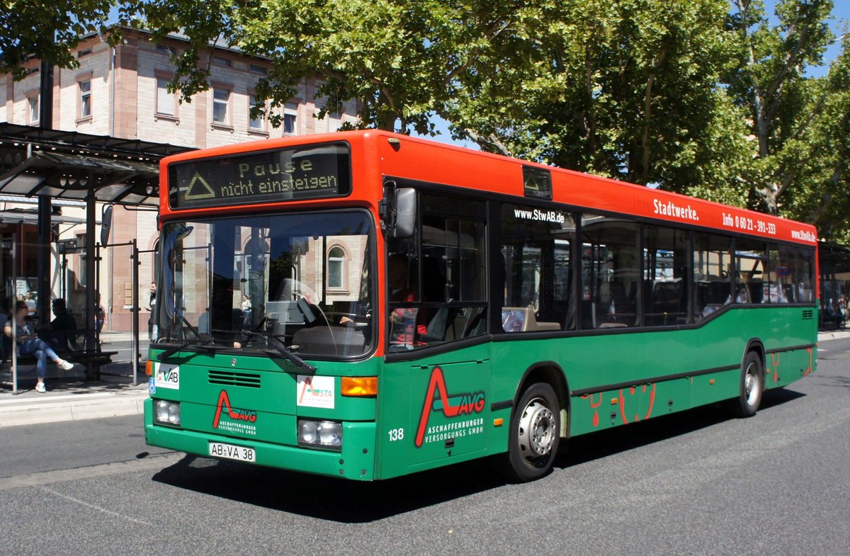 Stadtbus Aschaffenburg / Verkehrsgemeinschaft am Bayerischen Untermain (VAB): Mercedes-Benz O 405 N der Stadtwerke Aschaffenburg Verkehrs-GmbH (STWAB), aufgenommen Anfang Juli 2018 am Hauptbahnhof in Aschaffenburg.