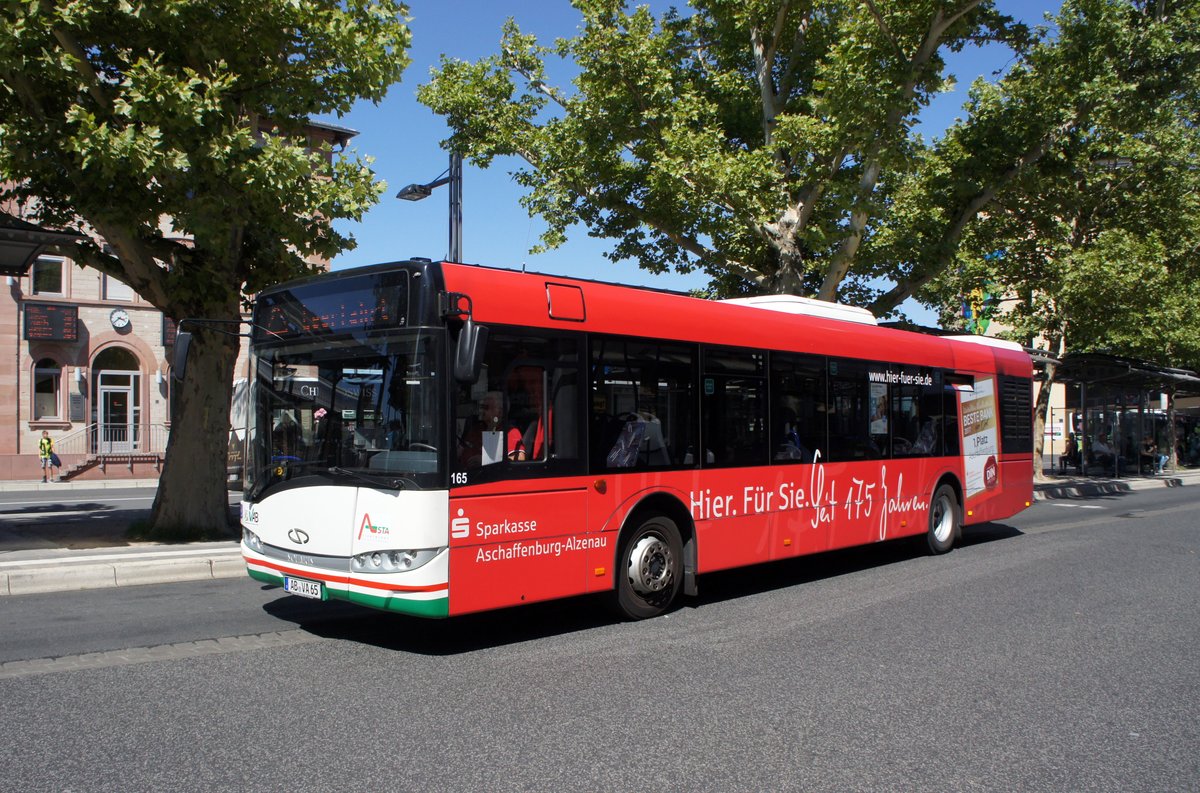 Stadtbus Aschaffenburg / Verkehrsgemeinschaft am Bayerischen Untermain (VAB): Solaris Urbino 12 der Stadtwerke Aschaffenburg Verkehrs-GmbH (STWAB), aufgenommen Anfang Juli 2018 am Hauptbahnhof in Aschaffenburg.