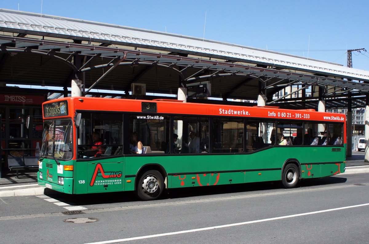 Stadtbus Aschaffenburg / Verkehrsgemeinschaft am Bayerischen Untermain (VAB): Mercedes-Benz O 405 N der Stadtwerke Aschaffenburg Verkehrs-GmbH (STWAB), aufgenommen Anfang Juli 2018 am Hauptbahnhof in Aschaffenburg.