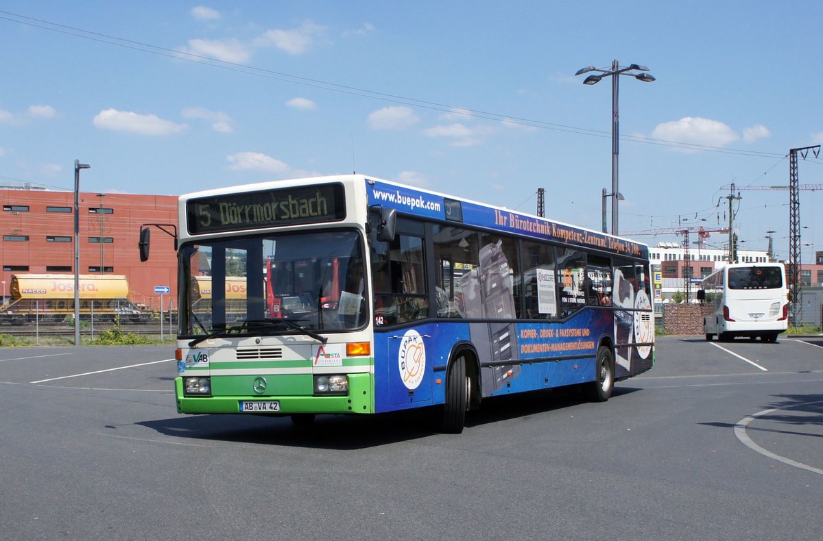 Stadtbus Aschaffenburg / Verkehrsgemeinschaft am Bayerischen Untermain (VAB): Mercedes-Benz O 405 N der Stadtwerke Aschaffenburg Verkehrs-GmbH (STWAB), aufgenommen Ende Juli 2018 am Hauptbahnhof in Aschaffenburg.