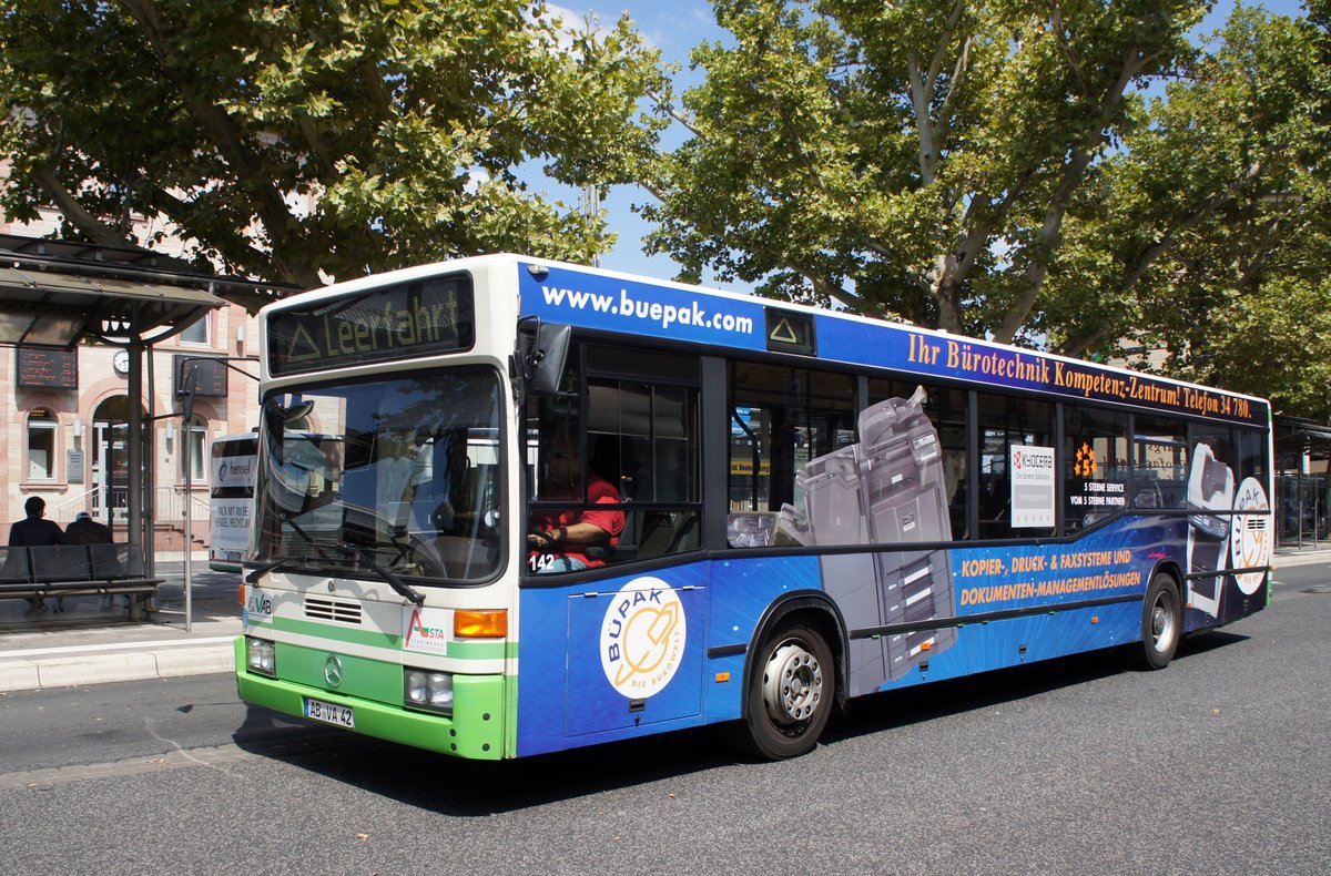 Stadtbus Aschaffenburg / Verkehrsgemeinschaft am Bayerischen Untermain (VAB): Mercedes-Benz O 405 N der Stadtwerke Aschaffenburg Verkehrs-GmbH (STWAB), aufgenommen Ende Juli 2018 am Hauptbahnhof in Aschaffenburg.