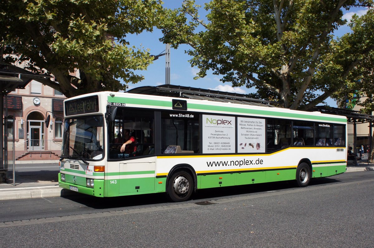 Stadtbus Aschaffenburg / Verkehrsgemeinschaft am Bayerischen Untermain (VAB): Mercedes-Benz O 405 N der Stadtwerke Aschaffenburg Verkehrs-GmbH (STWAB), aufgenommen Ende Juli 2018 am Hauptbahnhof in Aschaffenburg.